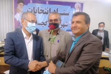 علیمراد جعفری با لیدر جدیدش برای ثبت‌نام به فرمانداری آمد